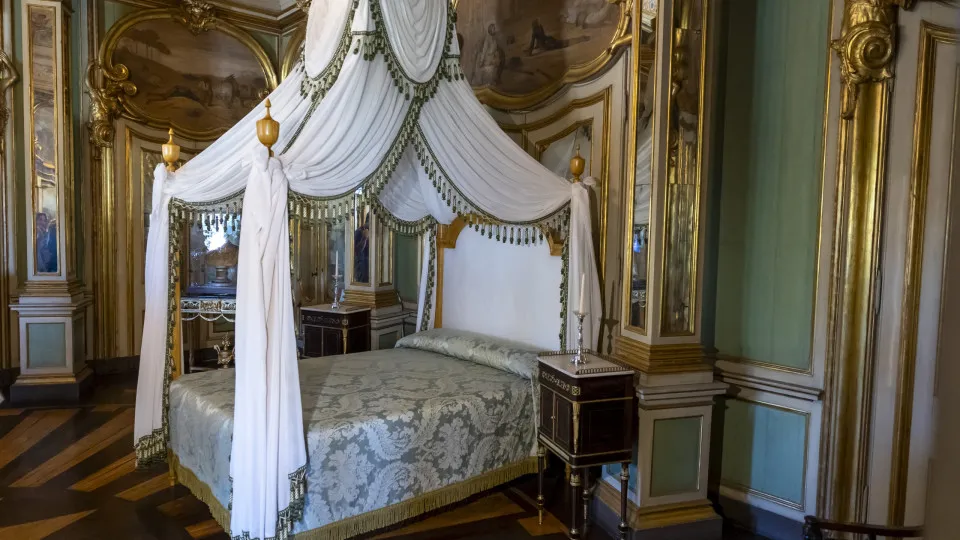 Réplica histórica da cama onde morreu D. Pedro IV no Palácio de Queluz