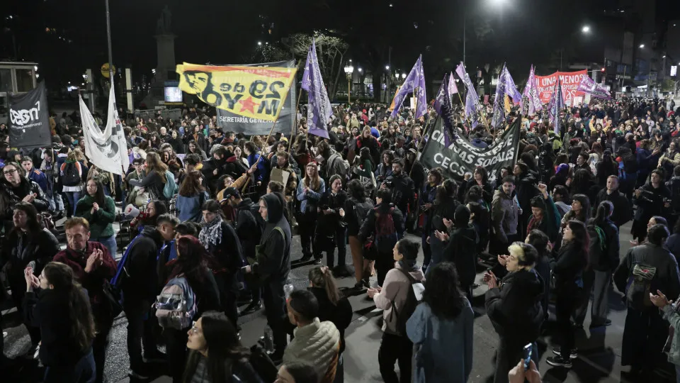 Milhares saem à rua para protestar contra triplo homicídio na Argentina