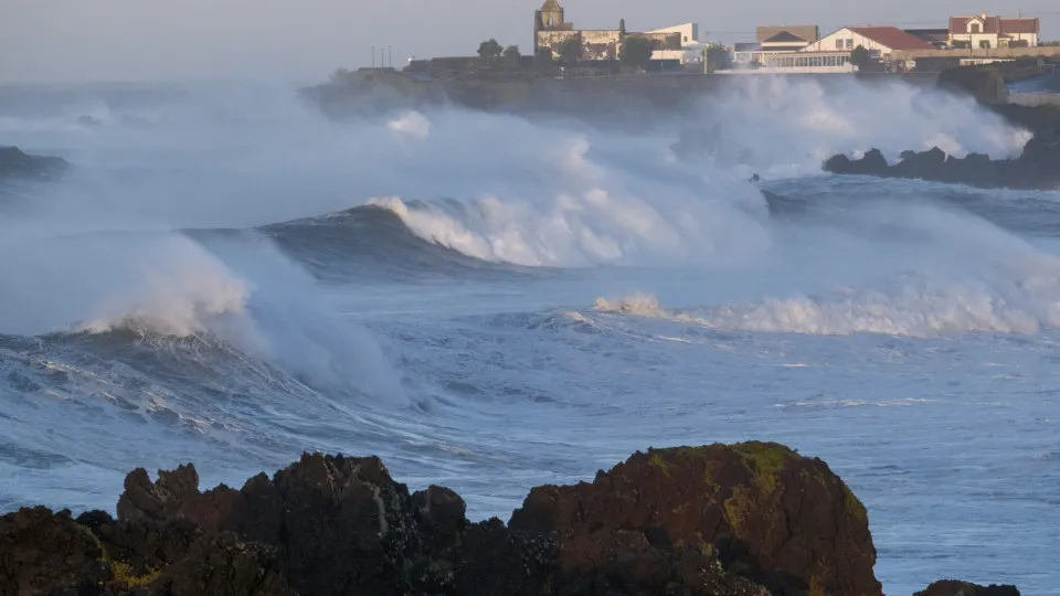 Tempestade pós-tropical Gabrielle traz hoje chuva e ventos fortes
