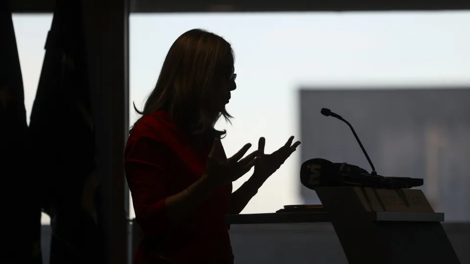 SNS 24? Ministra da Saúde reconhece "constrangimentos" e assume reforço