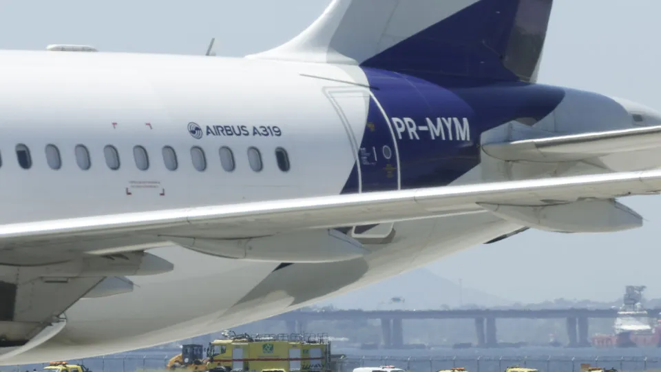 Derrame de óleo paralisa operações em aeroporto no Rio de Janeiro