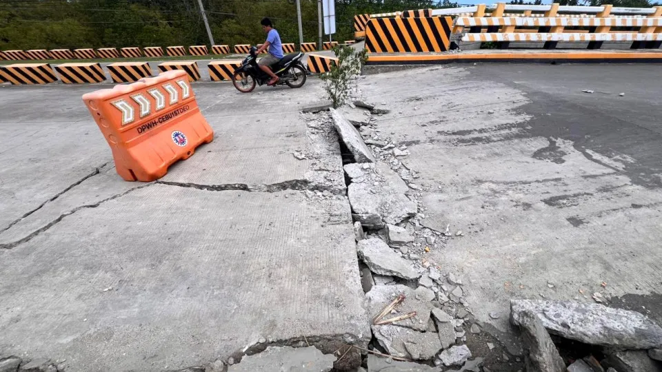 Filipinas declaram alerta de tsunami após forte sismo
