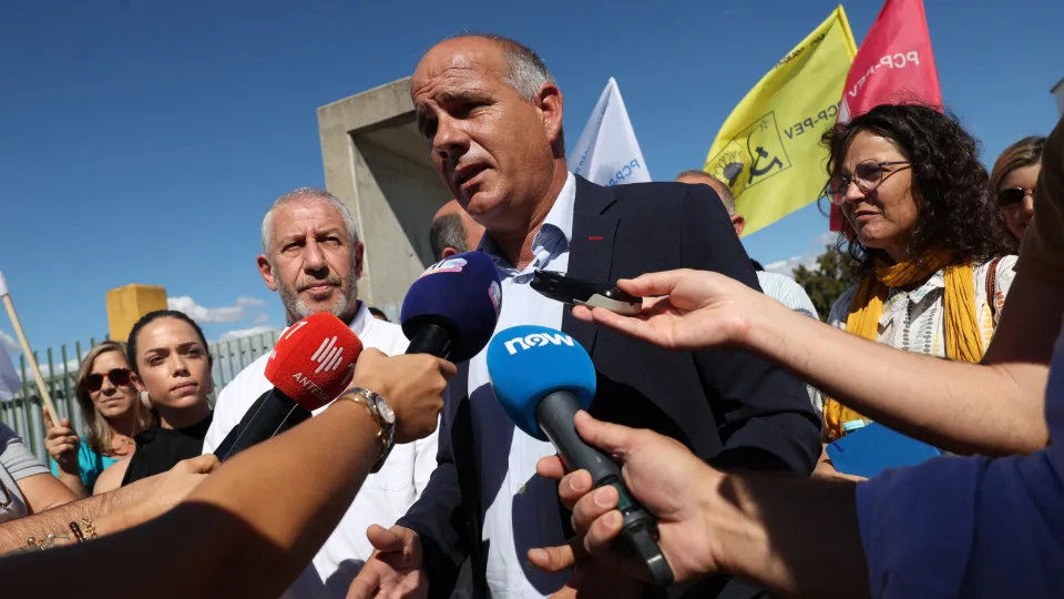Raimundo acusa Montenegro de estar vergado perante "as loucuras" de Trump