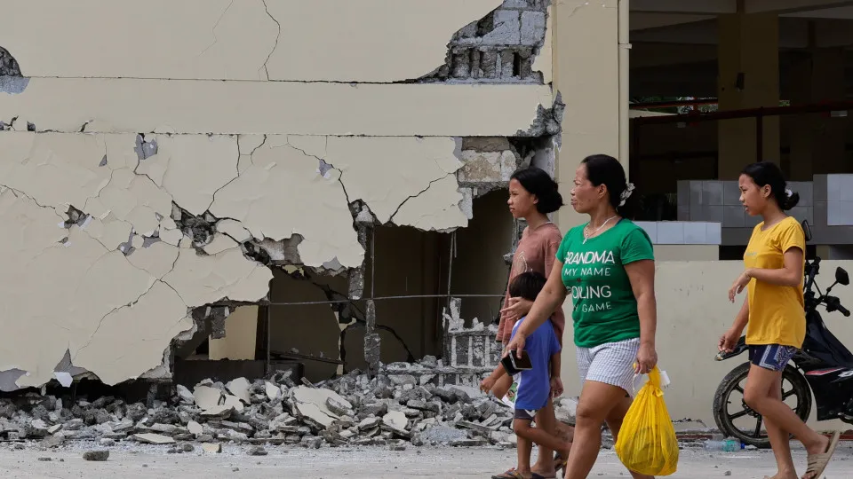 Novo balanço aponta para 72 mortos em sismo que atingiu as Filipinas