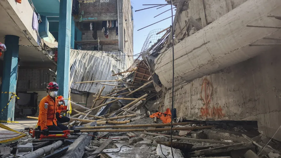 Sobe para 14 o número de mortos em desabamento de escola na Indonésia
