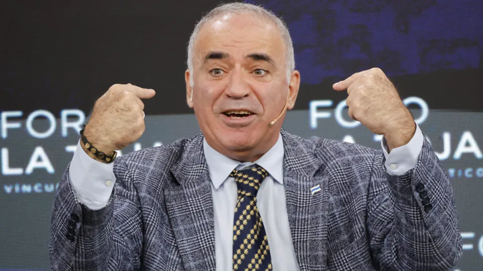 Justiça russa condena à revelia xadrezista Gary Kasparov a prisão