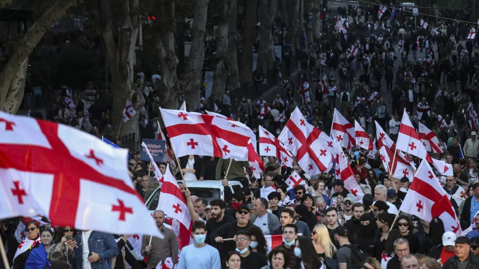Partido no poder na Geórgia vence eleições locais marcadas por protestos