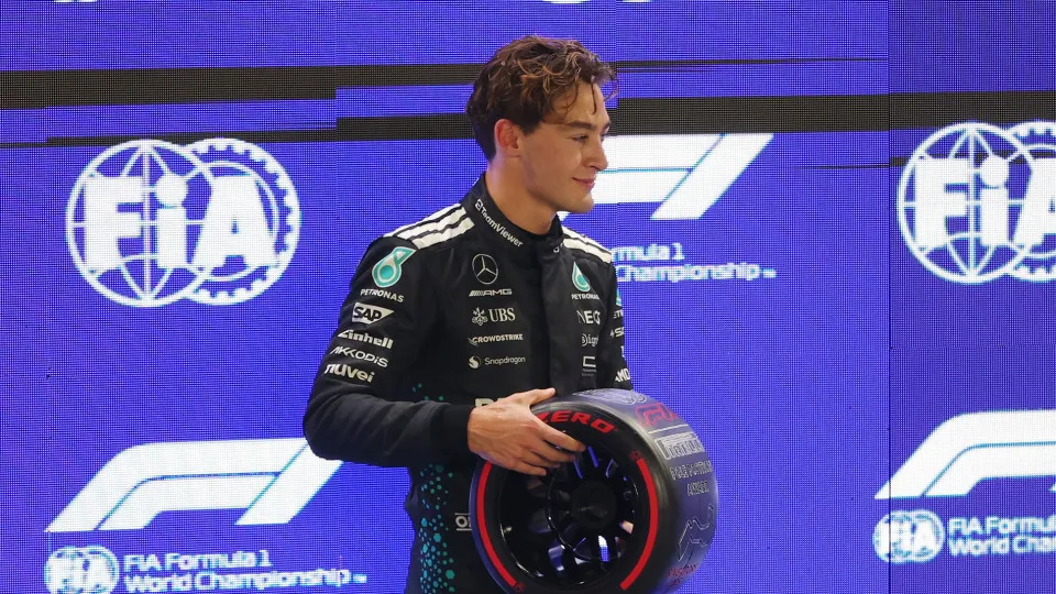 George Russell conquista pole position no GP de Singapura