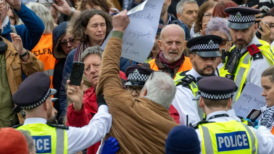 Polícia britânica com poderes para impor mais restrições a manifestações