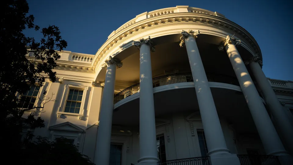 Casa Branca inicia demissões para pressionar democratas em impasse orçamental
