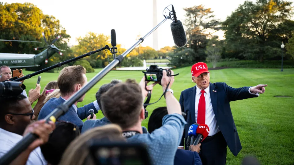 Trump confirma ataque a navio nas Caraíbas e sugere operações em terra