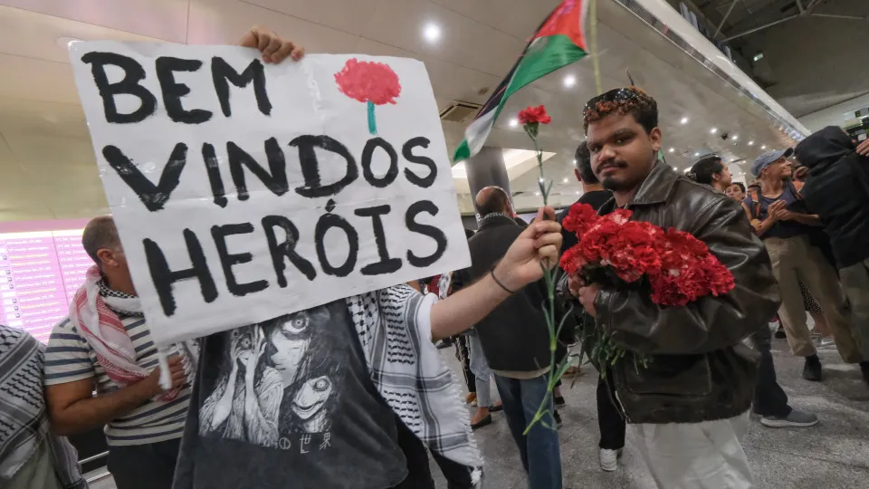 Multidão "invade" átrio de chegadas do aeroporto para receber ativistas