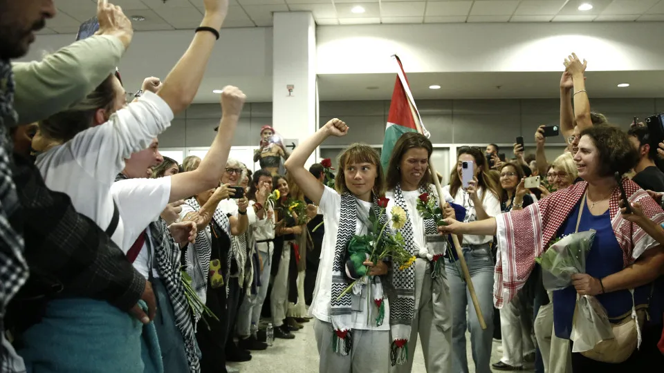 Chegaram a Atenas 161 das 171 pessoas hoje expulsas por Israel