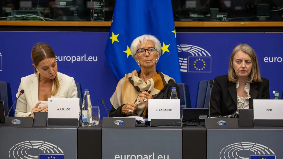 Todas as instâncias europeias "estão atentas" à situação em França