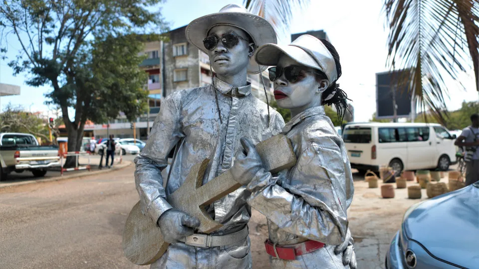 Estátuas humanas em semáforos de Maputo para alegrar e fugir a desemprego