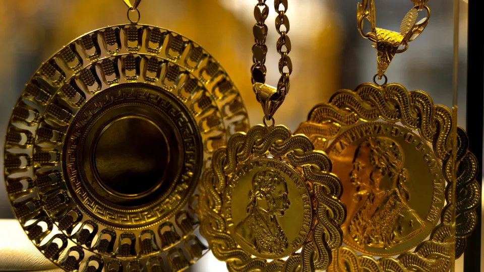 Ouro mantém trajetória recorde de preço para 4.200 dólares