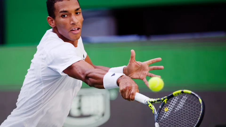 Félix Auger-Aliassime vence torneio de Bruxelas ante Jiri Lehecka