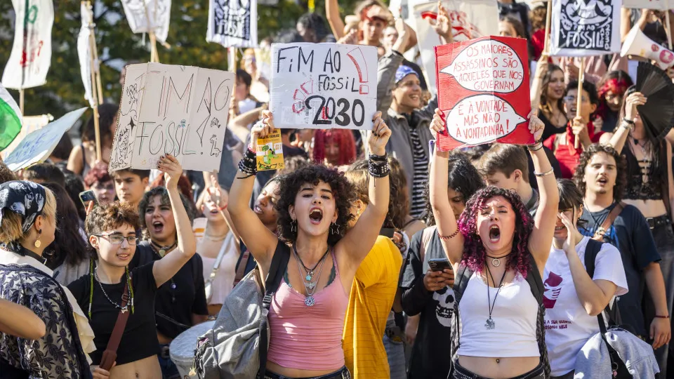 Cerca de 200 jovens manifestam-se hoje pelo fim ao fóssil em Lisboa