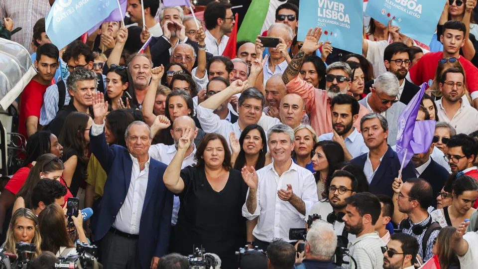 Líderes de PS, Livre, BE e PAN descem Chiado a cantar "vitória" de Leitão