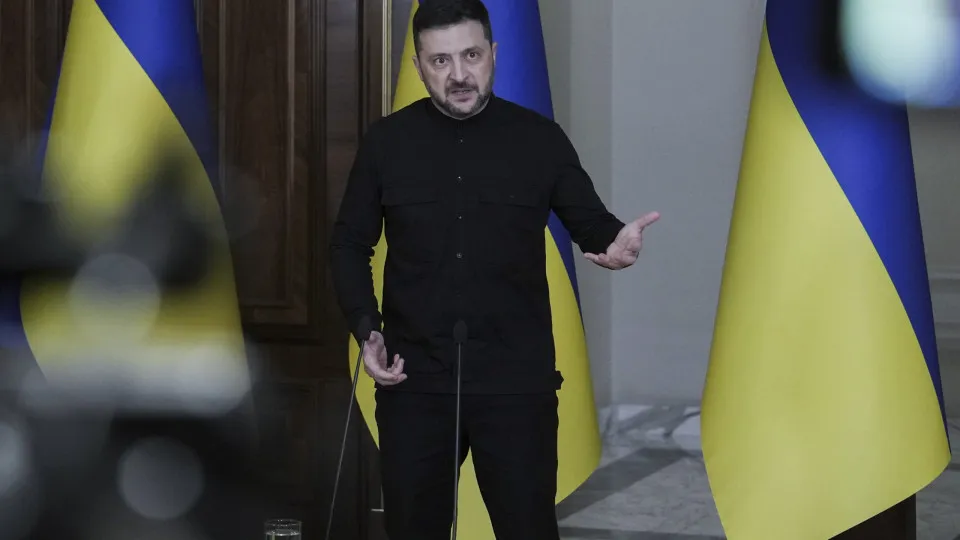Zelensky reivindica avanços do Exército ucraniano e pede defesa aérea