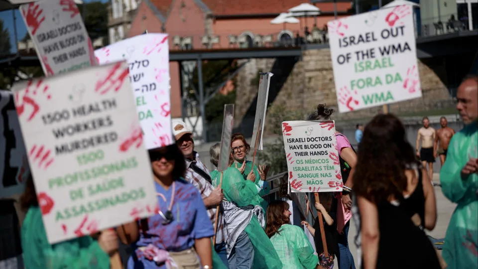 Participação israelita em evento médico juntou 20 manifestantes no Porto
