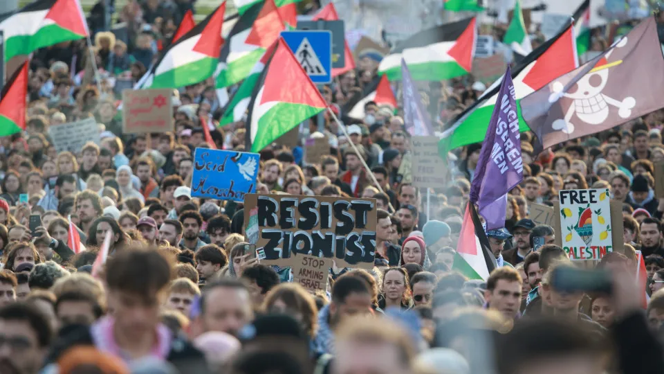Milhares nas ruas de Londres, Oslo e Milão em apoio ao povo palestiniano