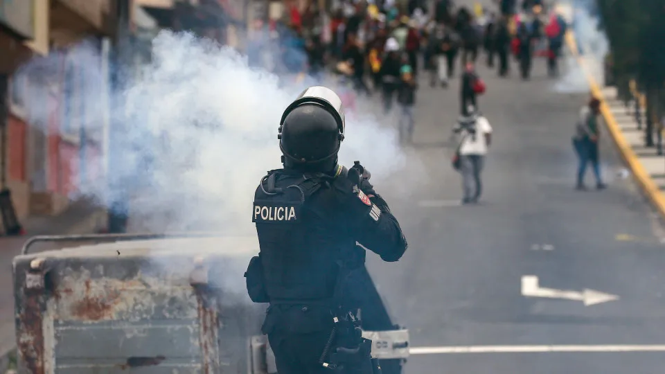 Centenas de pessoas marcham na capital contra presidente do Equador