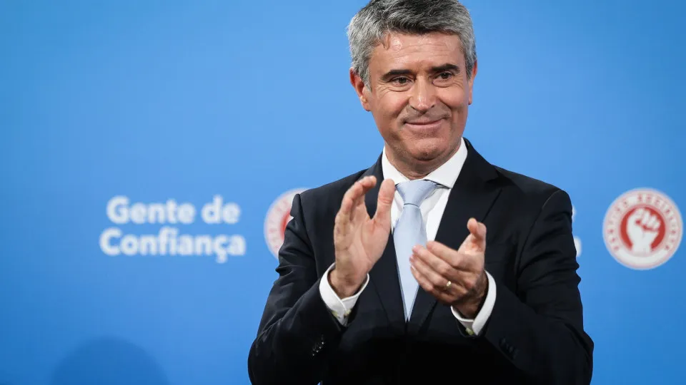 Carneiro anuncia "abstenção exigente" do PS com críticas ao OE2026