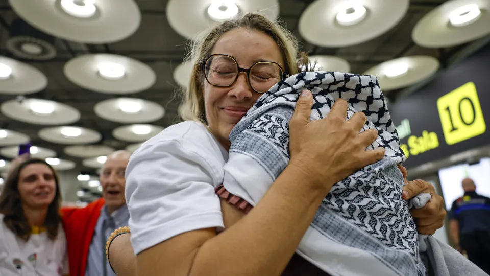 Espanhola de flotilha acusada de agressão por Israel chega a Madrid