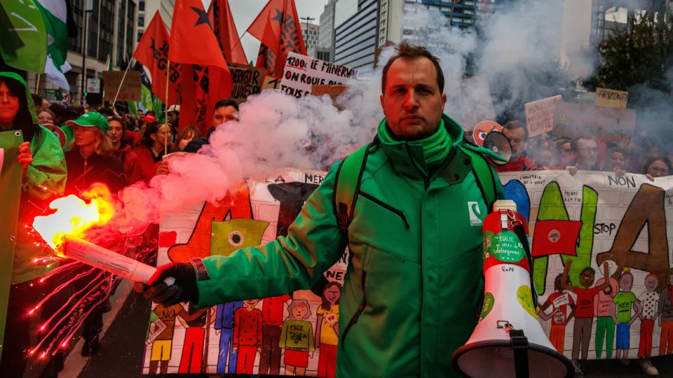 Dezenas de milhares protestam contra cortes orçamentais na Bélgica