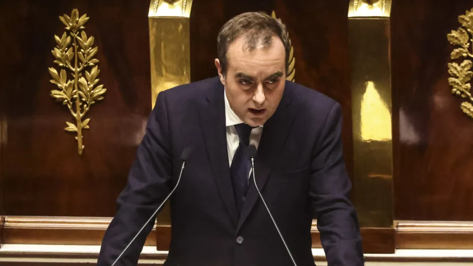 Primeiro-ministro francês vai suspender reforma das pensões "até 2028"