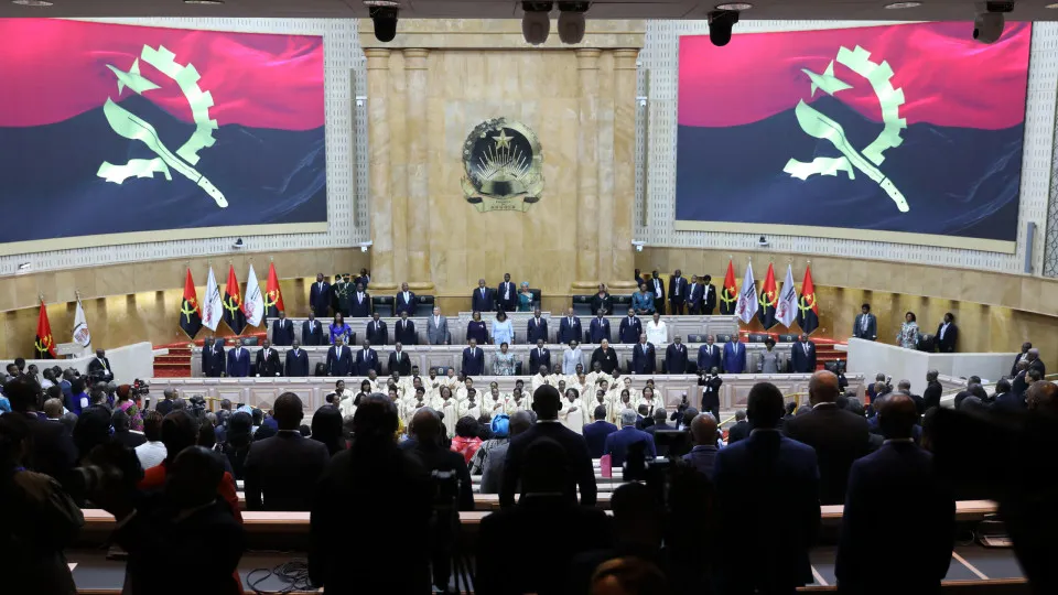João Lourenço anuncia condecoração de Jonas Savimbi e Holden Roberto