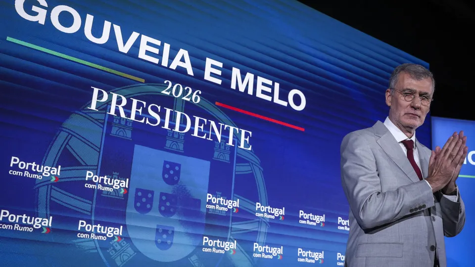 "Presidente não pode ser hesitante nem cata-vento, muito menos populista"