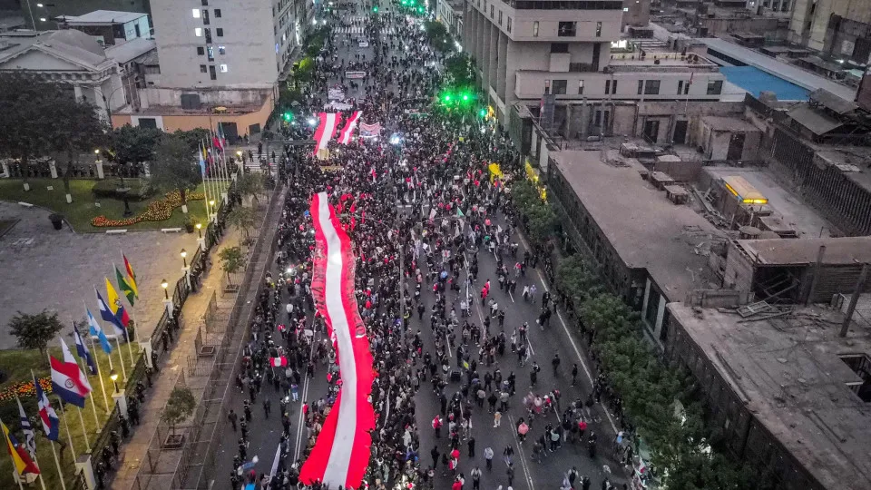 Peru. Milhares juntam-se a marchas contra governo do presidente interino