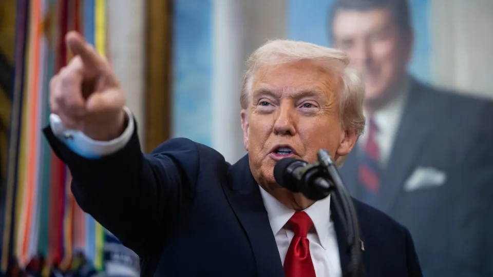 Trump faz nova queixa de 12,8 mil milhões de euros contra New York Times