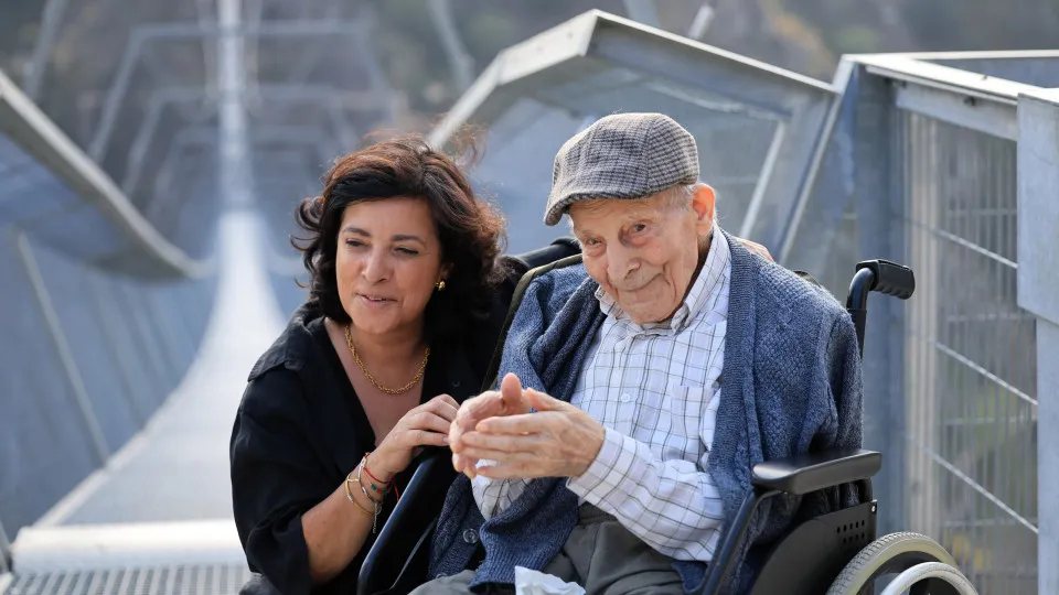Manuel cumpriu desejo de aniversário e fez ponte suspensa de Arouca aos 104 anos