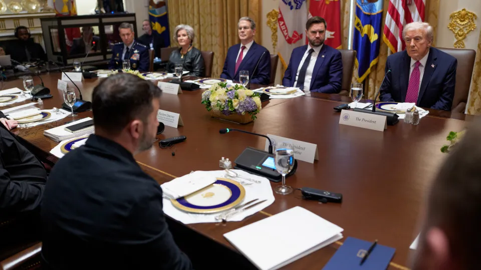 Reunião Trump-Zelensky termina com apelo a acordo e sem anúncio sobre Tomahawk