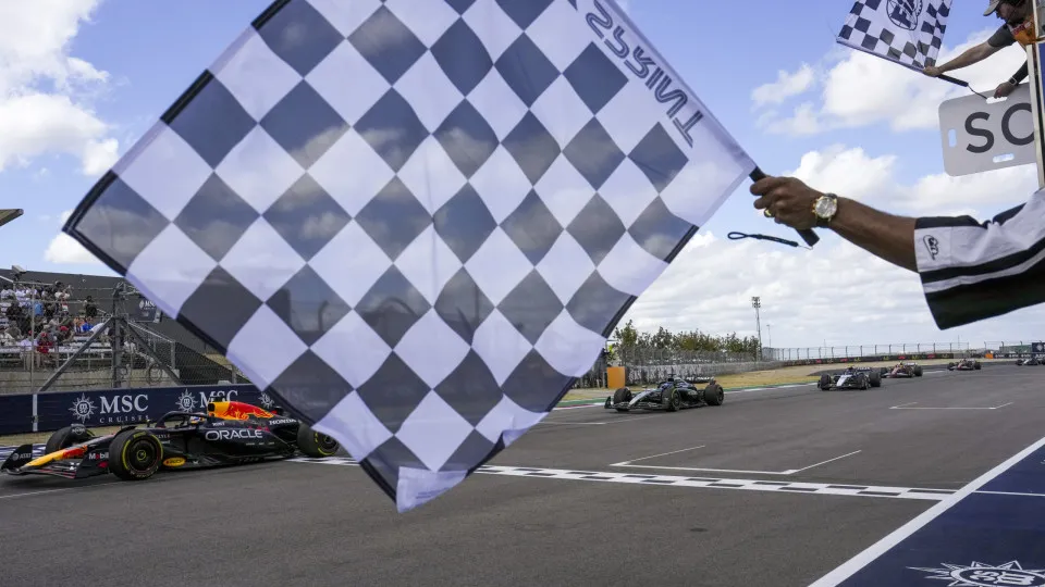 Max Verstappen vence sprint nos Estados Unidos e os dois McLaren chocam
