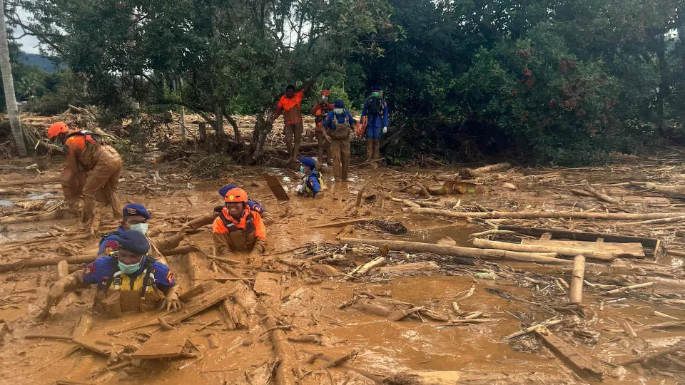 Número de mortes sobe para 465 após inundações no sudeste asiático