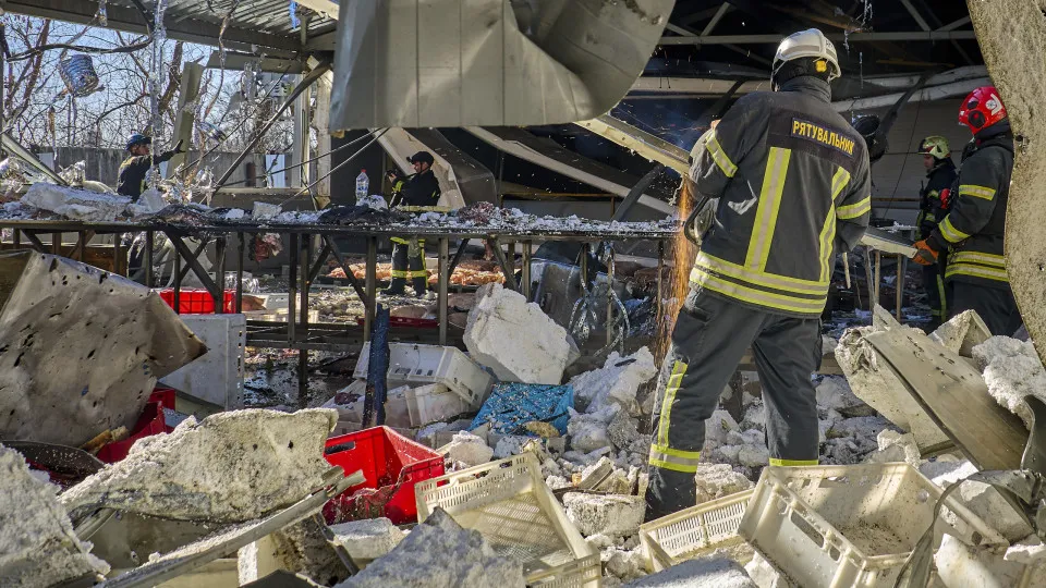 Zelensky denuncia novos ataques russos com quatro mortos em Kyiv