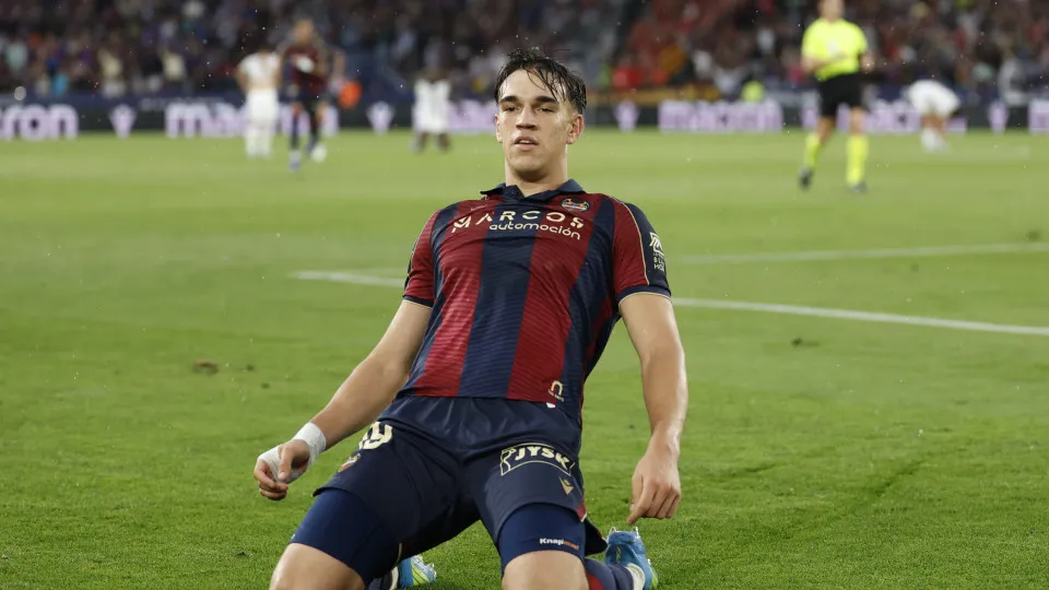 Oficial: Carlos Espí reforça Real Madrid, de José Mourinho