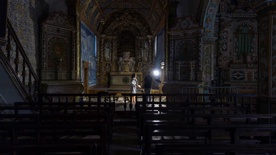 Revelados enterramentos na capela-mor de igreja de Vila Franca do Campo