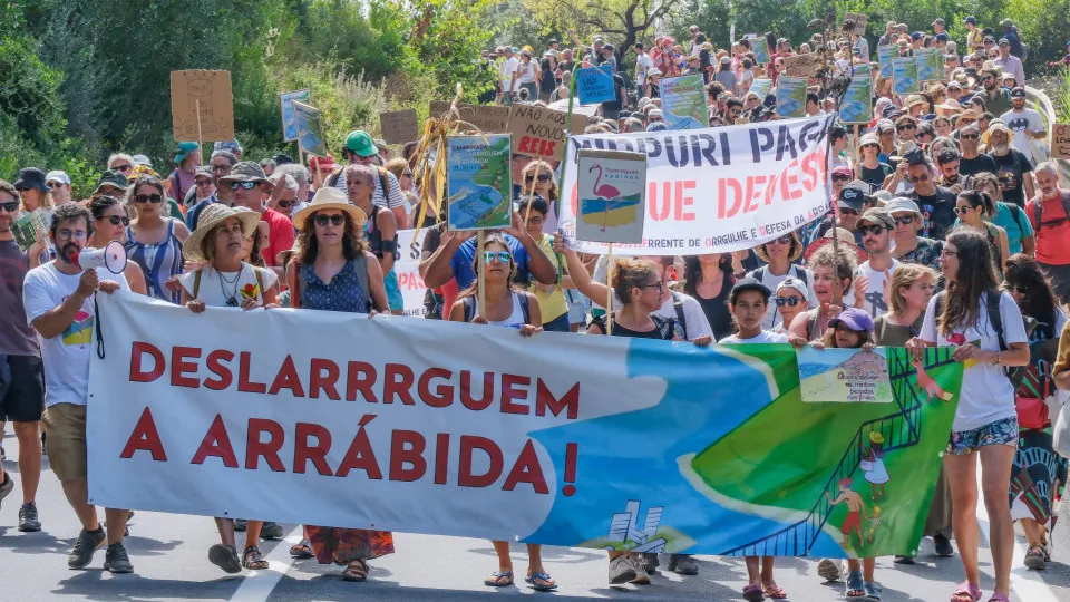 Protestos em Setúbal contra privatização de praias e acessos da Arrábida