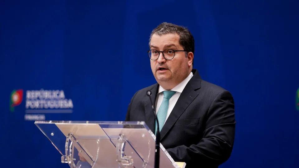 Governo justifica subida da dívida pública com depósitos e mantém previsão