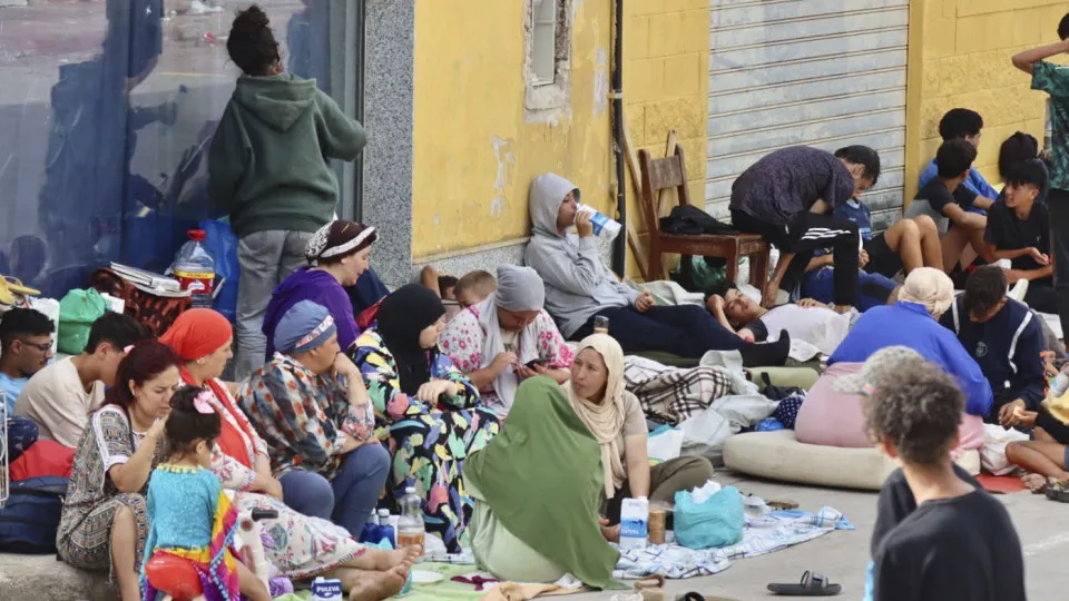 Ceuta acolhe 862 menores migrantes e admite haver mais escondidos