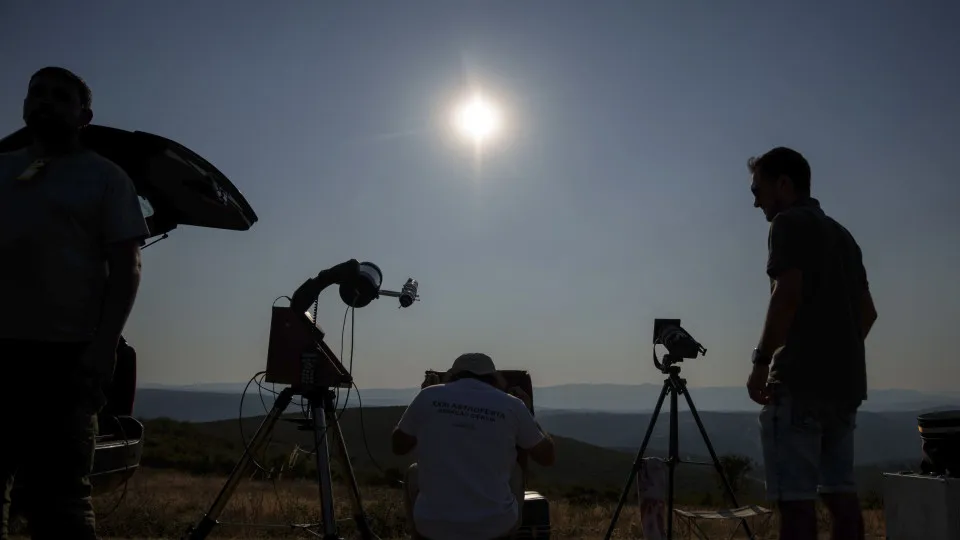 "Único" e "mágico" do eclipse total visto por centenas em Rio de Onor