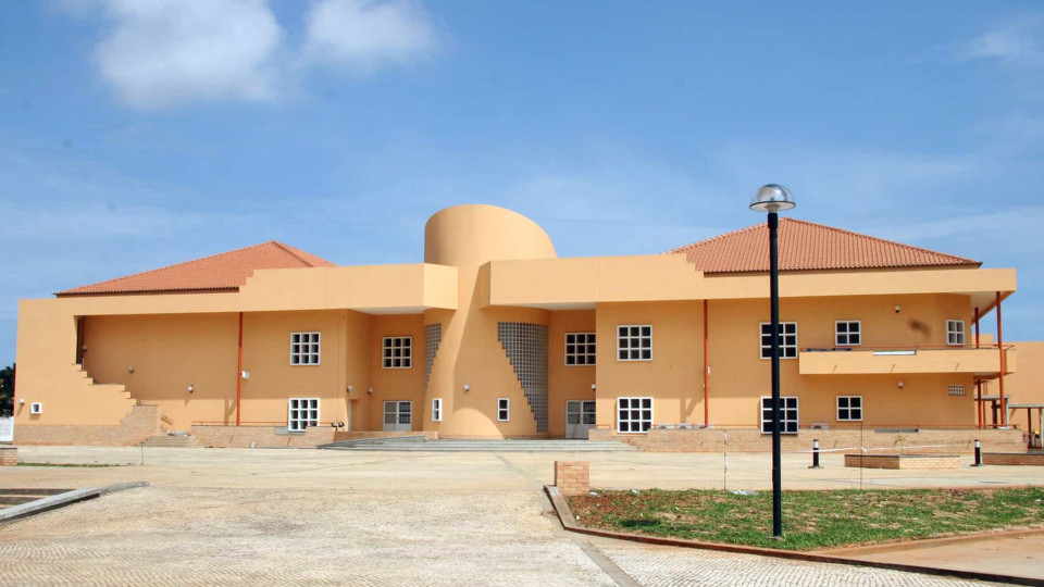 Angola "desagradada" com suspensão de aulas em escola portuguesa
