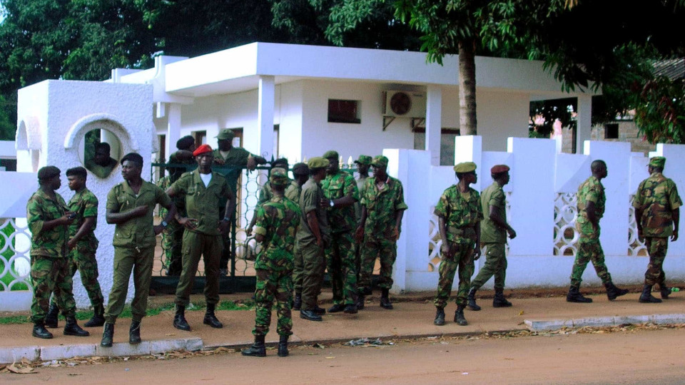 Militares da Guiné-Bissau garantem que se afastam do "jogo político"