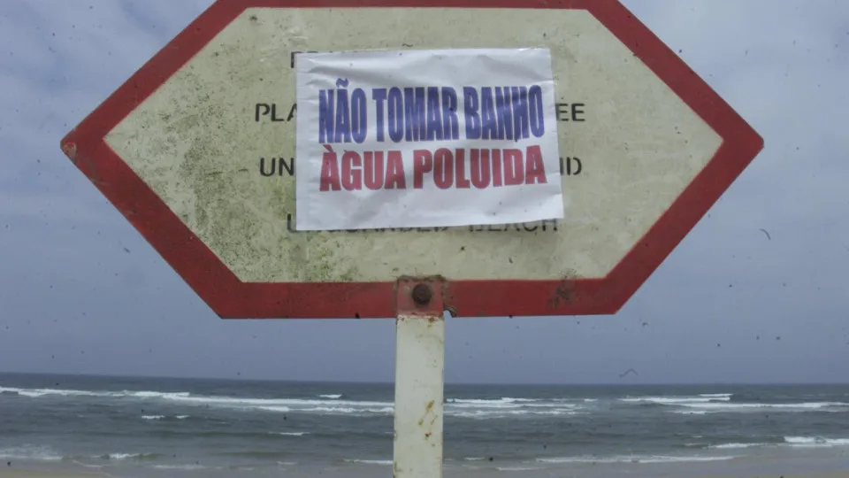 DESCARGA POLUIDORA ENCERRA PRAIA
