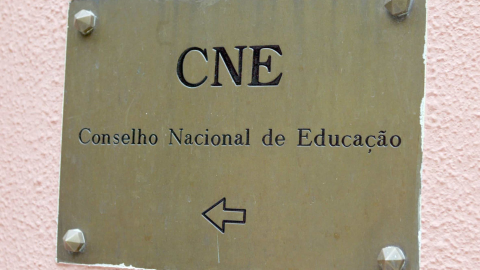 CNE defende reorganização do secundário e disciplinas em ensino remoto